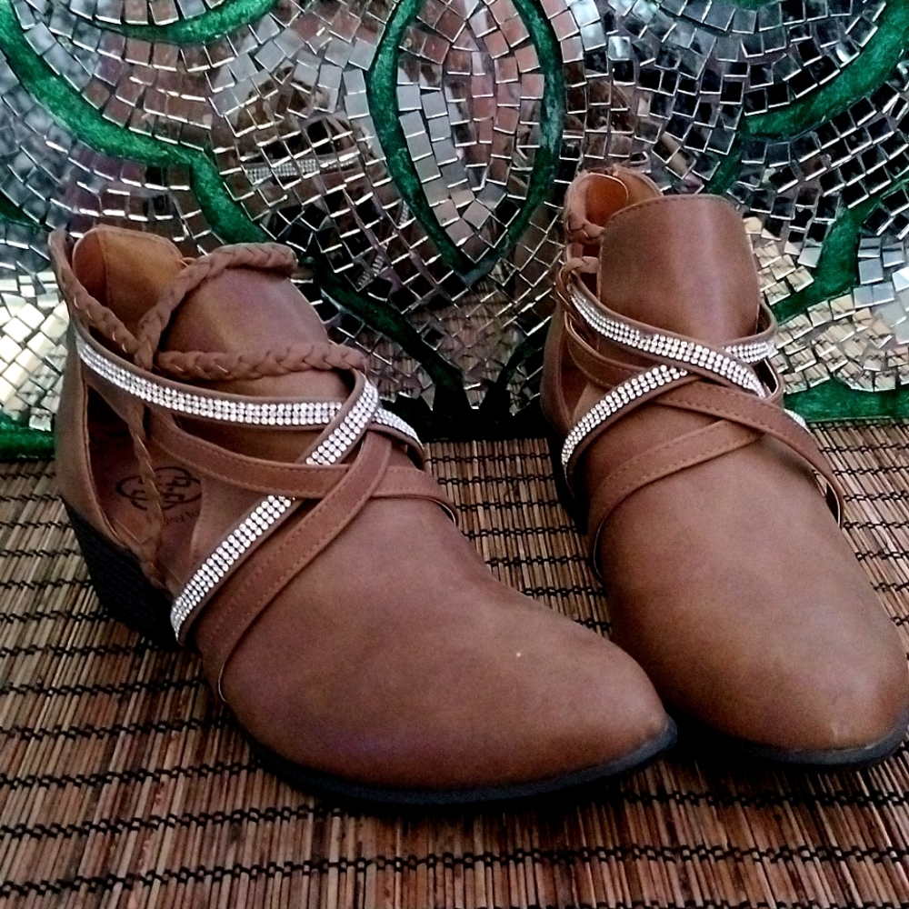 Daisy Fuentes Sandals Tan  6 1/2